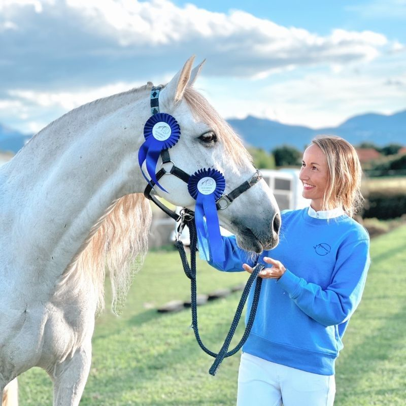Sudadera azul con cuello redondo