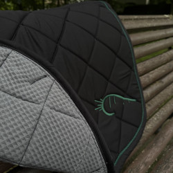 Mantilla de equitación negra con ribete verde