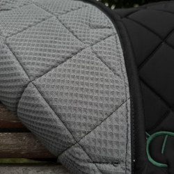 Mantilla negra con ribete verde